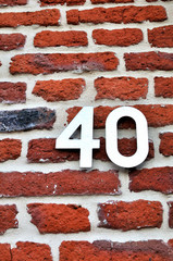 Numéro quarante sur un mur de briques rouges après rénovation