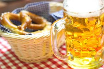 Bierglas und Brezel