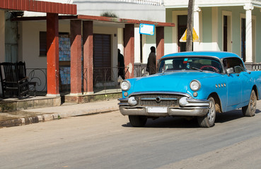 HDR Kuba amerikanische Oldtimer fahren auf der Straße