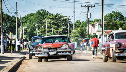 Obraz premium HDR Kuba amerikanische Oldtimer fahren auf der Straße