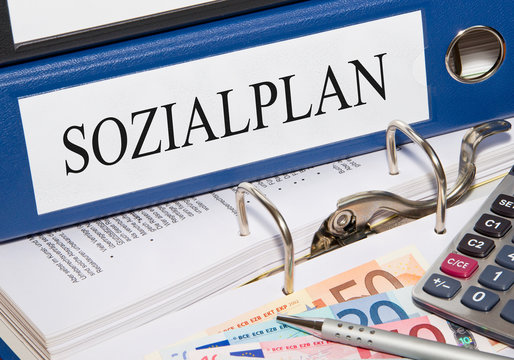 Sozialplan - Ordner mit Geld und Taschenrechner im B&uuml;ro