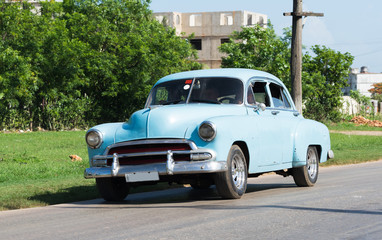 Kuba hell blauer Oldtimer fährt auf der Straße in Varadero