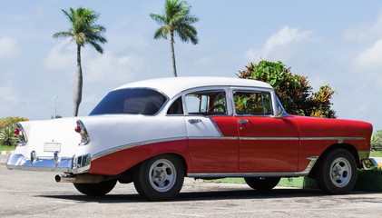 Kuba Oldtimer parkt unter blauem Himmel in Varadero