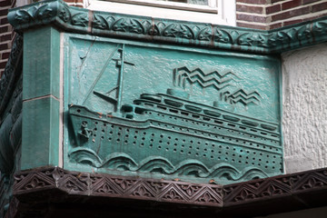 Relief mit einem Schiff an einem Haus in Schwerin