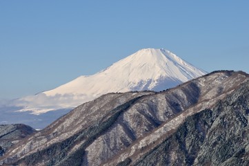 Fototapeta na wymiar 雪山から眺める富士山 