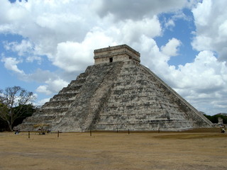 maya pyramid of citizen Itza mexico