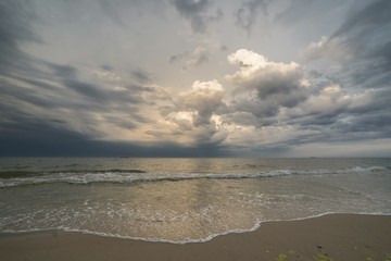 Fototapeta na wymiar The weather on the beach before a powerful storm.
