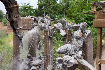Obraz premium Demolition concrete bridge pillar
