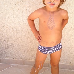 niño jugando a ser hombre