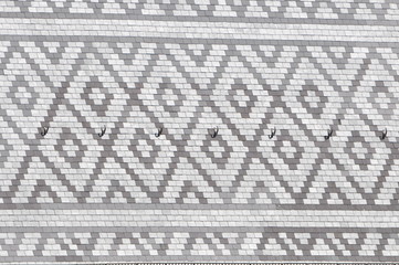 Ornament im Schieferdach  einer Kirche