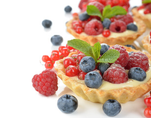 Cake with custard and berries