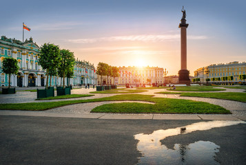 Fototapeta na wymiar Дворцовая площадь в солнечных лучах
