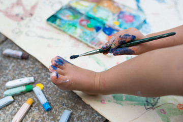 足に色を塗る子供