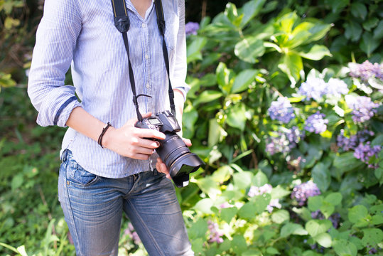 カメラを持った女性