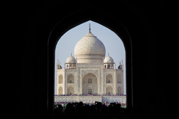 Obraz premium View of Taj Mahal through the front dome