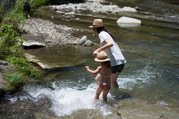 渓流で遊ぶ親子