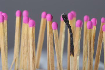 Burnout Streichhölzer eines ausgebrannt grau totale