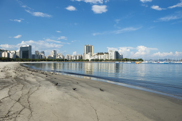 Naklejka premium Scenic view of Botafogo Bay from the shore of the beach in Rio de Janeiro, Brazil 