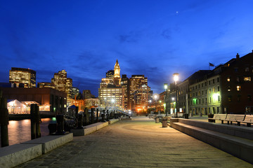 Naklejka premium Boston Custom House, Long Wharf i Financial District panoramę nocą, Boston, Massachusetts