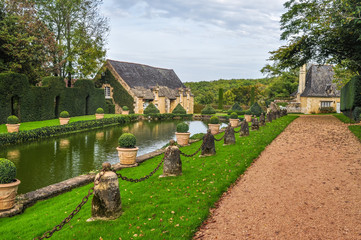 bassin dans jardin en Périgord