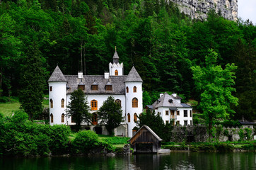 Fototapeta premium weisses schloss am see