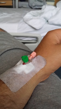 Infusionsnadel in einer Vene am Arm