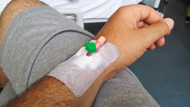 Infusionsnadel in einer Vene am Arm