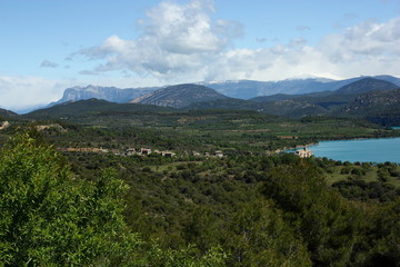 Fototapeta na wymiar Vistas de el embalse de El Grado, Pirineo de Huesca