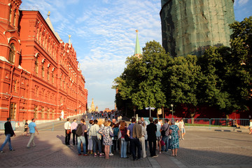 Obraz premium A group of tourists standing at the Historical Museum..