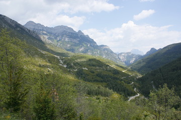 Fototapeta na wymiar Cañón de Añisclo, Parque Nacional de Ordesa y Monte Perdido, Pirineo de Huesca,