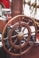 Steuerrad auf einem alten Segelschiff in Kiel, Deutschland