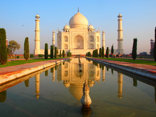 Obraz premium Taj mahal at sunrise