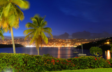 Ville de Charlotte Amalie et Long Bay la nuit, l& 39 île Saint-Thomas, Îles Vierges Américaines, USA