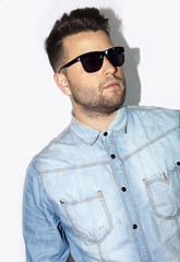 Obraz premium Modelo de gafas