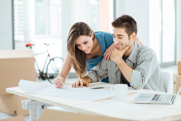 Obraz premium Couple designing their dream house