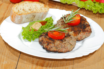 Gegrillte Hacksteaks, Würzsaucen, Ciabatta, Brot, Teller