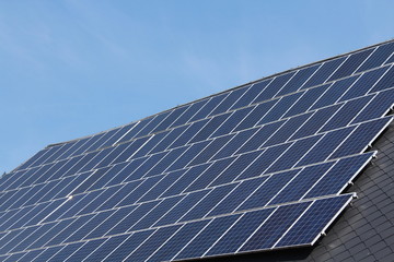 Obraz premium Photovoltaikanlage auf einem Hausdach