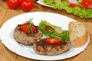 Gegrillte Hacksteaks, Würzsaucen, Ciabatta, Brot, Teller