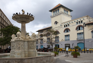 Obraz premium Cuba. Old Havana. Sierra Maestra Havana and fountain of lions on San Francisco Square..
