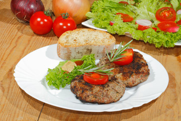 Gegrillte Hacksteaks, Würzsaucen, Ciabatta, Brot, Teller
