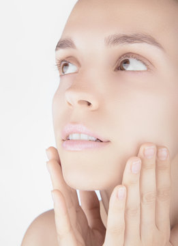 Viso donna pulito struccata 