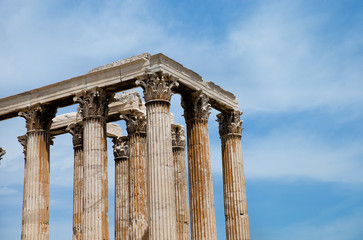 Obraz premium Temple of the Olympian Zeus and the Acropolis in Athens, Greece