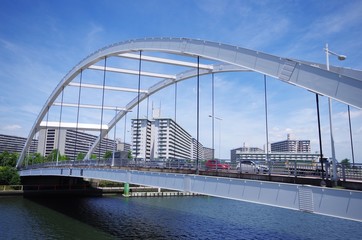 水色のアーチ橋