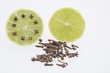 Limón y clavos de olor