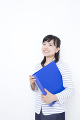青いファイルを持つ女性