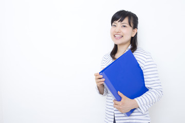 青いファイルを持つ女性