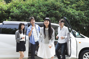 車から降りる学生たち