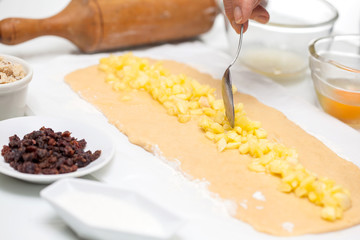 Mujer rellenando un strudel