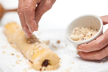 Espolvoreando nueces sobre la masa