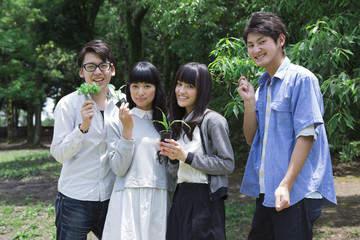植樹をする学生たち